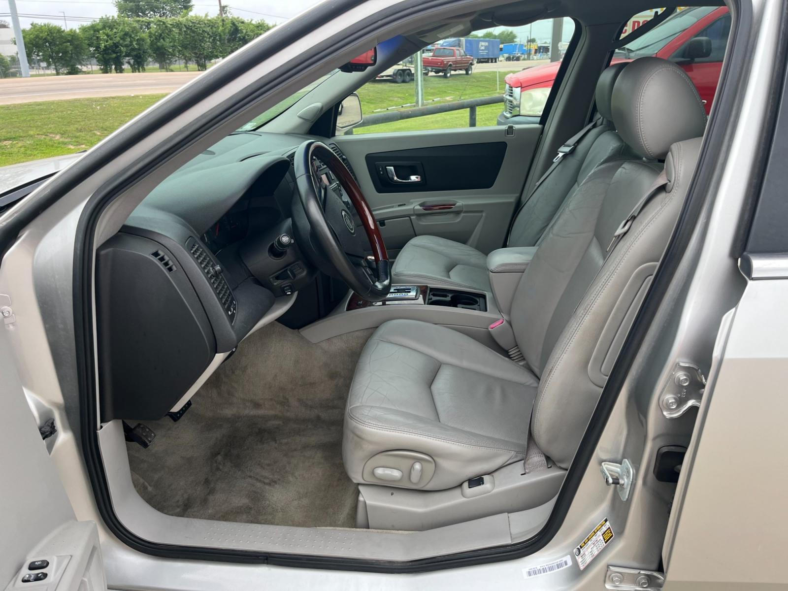 2004 SILVER /gray Cadillac SRX V6 (1GYDE637040) with an 3.6L V6 DOHC 24V engine, 5-Speed Automatic Overdrive transmission, located at 14700 Tomball Parkway 249, Houston, TX, 77086, (281) 444-2200, 29.928619, -95.504074 - Photo #8